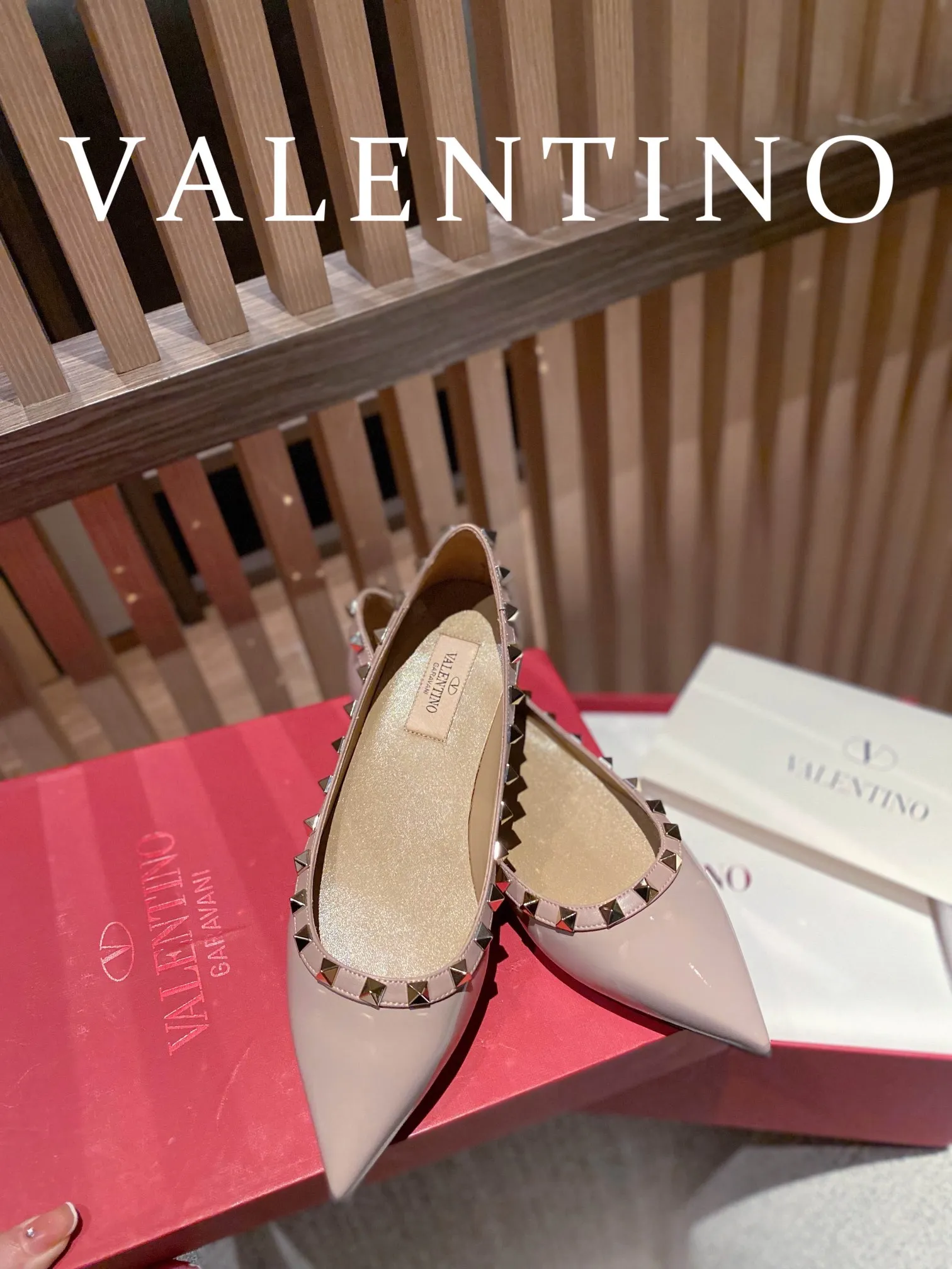 👟👟Ex-factory price 520👟👟 Women's shoes, women's clothing 𝙑𝙖𝙡𝙚𝙣𝙩𝙞𝙣𝙤/Valentino𝙑𝙏 🎁Latest colors😍ʚ😊ɞ has been an Italian national treasure brand since the 1960s. Timeless and deeply rooted in people's hearts❤ Never out of date. One of the must-have items 〰 ɪɴѓᴏʀᴍᴀᴛɪᴏɴ 〰♡ There are many colors for you to choose from💝Original molded electric rivets (non-oxidized) High-end customized imported cowhide➠Mirror patent leather❗️Details in place🆚Exclusive color card💯Comfortable sheepskin lining✅Imported Italian leather outsole🇮🇹 Code number: 35-39 (34.40.41.42) additionally customized♡♡